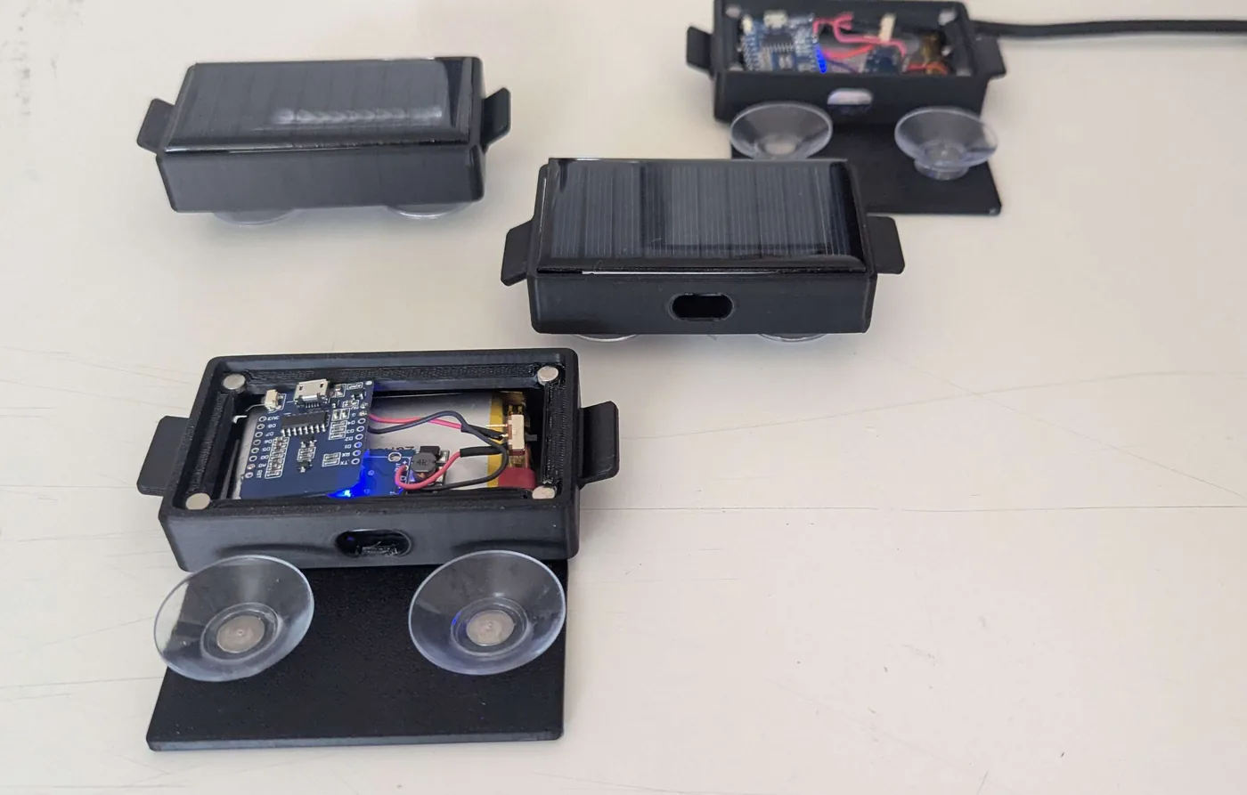 Die Testkit-Module mit Saugnäpfen, Solarpanel und Elektronik