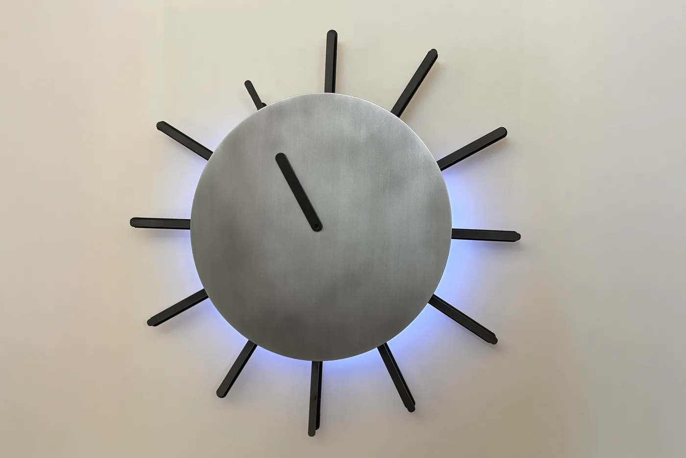 Die Indikator-Uhr mit leuchtendem Akku-Ring