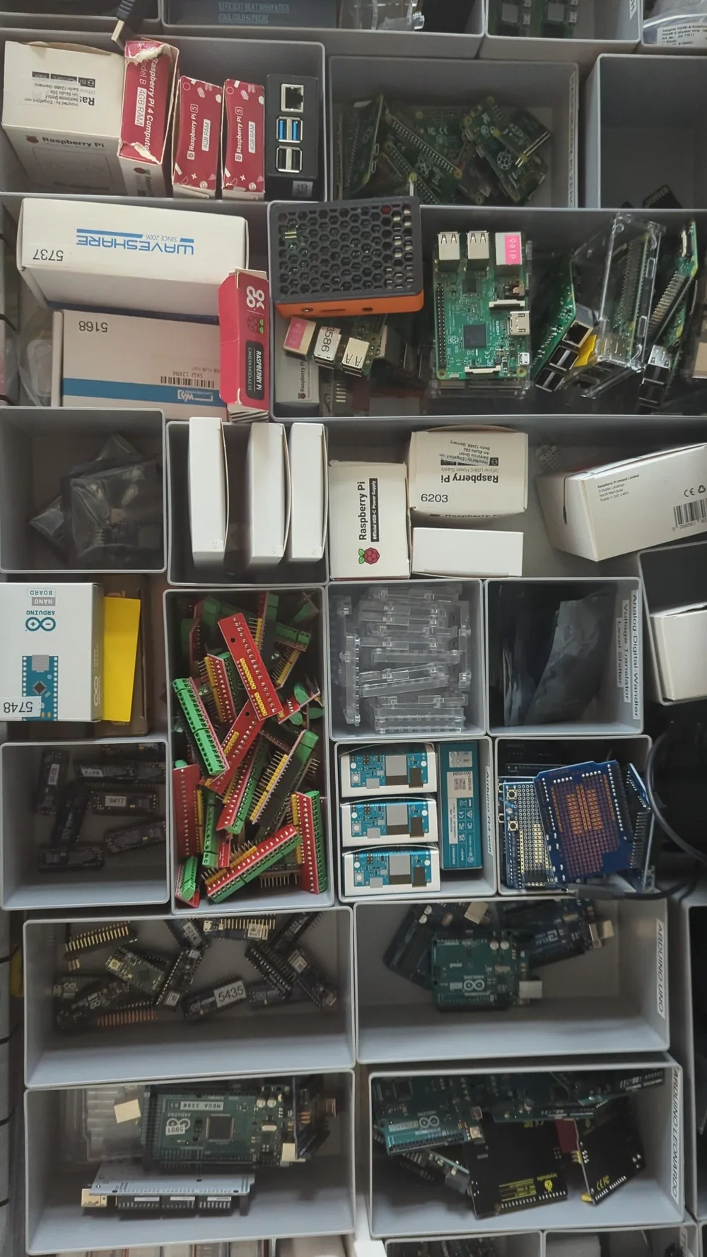 Sortierkästen mit Elektronikbauteilen im Prototyping Lab